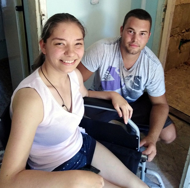 СУГРАЂАНИ ПОМАЖУ АЛЕКСАНДРИ: Добровољци сређују купатило, кров, темеље...
